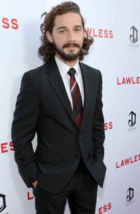 Shia tak lagi tampil rapi dengan rambut cepak dan klimisnya. (Christopher Polk/Getty Images).