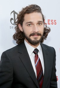 Shia tampil dengan wajah brewokan dan rambut gondrongnya saat menghadiri premiere Lawless di ArcLight Cinemas, Hollywood, California, pada Rabu (22/8/2012). (Christopher Polk/Getty Images).