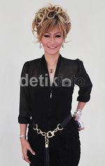 Rambut Pirang Inul Daratista