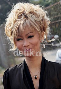 Inul tampil percaya diri dengan rambut pirangnya. (Gusmun/detikcom).