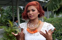 Citra Scholastika tampil pede dengan rambut pendek yang berwarna merah terangnya itu. (dok. detikHOT)