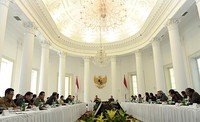 Presiden SBY memimpin rapat terbatas yang membahas ekonomi Indonesia 2 tahun mendatang. (Setpres/Cahyo Bruri Sasmito).