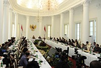 Rapat diikuti oleh menteri Kabinet Indonesia Bersatu. (Setpres/Cahyo Bruri Sasmito).