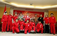 Menpora Andi Alifian Mallarangeng berfoto bersama para offisial dan atlet Paralympic London, usai acara pengukuhan dan pelepasan di Wisma Menpora, Jakarta.