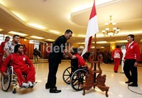 Para offisial dan atlet Paralympic London melakukan prosesi penciuman bendera Merah Putih dengan disaksikan oleh Menpora Andi Alifian Mallarangeng.