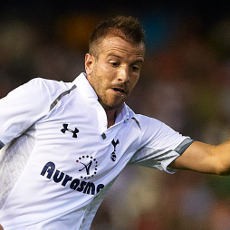 Hamburg Masih Terus Kejar Van der Vaart