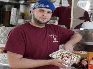Penjual Makanan Halal Ini Raih Penghargaan Most Heroic Vendor