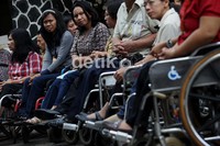 Selain penyandang cacat, Jokowi juga mengundang mengundang para relawan, komunitas pedagang kaki lima dan warga setempat.