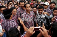 Jokowi-Basuki berjalan memasuki Media Center Jokowi-Ahok, Jalan Borobudur, Jakarta Pusat.