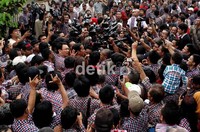 Kedatangan Jokowi-Ahok disambut sukacita oleh para pendukungnya yang sudah menanti sejak pukul 11.00.