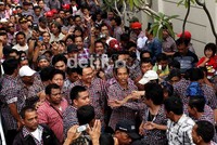 Jokowi-Basuki menyalami satu-satu para pendukungnya.
