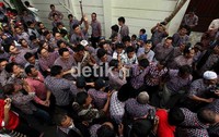 Jokowi-Ahok tampak kesulitan memasuki Media Center karena banyaknya massa.