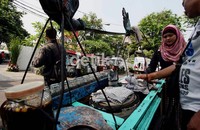 Mulai dari jajanan minuman es cendol, bakso, bakwan hingga dagangan buah-buahan, siap dihidangkan untuk para undangan.