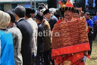 Bupati Tapanuli Tengah Bonaran Situmeang  memberikan ulos sebagai bentuk penghormatan kepada tokoh dan mantan pejabat Tapteng. Herianto Batubara/detikcom.