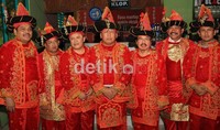 Bupati Tapteng dan wakilnya nampak berfoto bersama Plt Gubsu dan pejabat lainnya mengenakan pakaian adat kebesaran Tapteng. Herianto Batubara/detikcom.