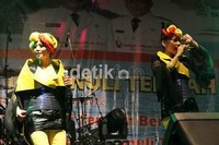 Bersama rapper The Law mereka pun langsung membawakan berbagai lagu hits seperti Kangen, dan Sakit Minta Ampun. Herianto Batubara/detikHOT.