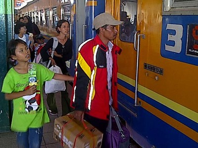 Arus Balik di Stasiun Pasar Turi Lancar
