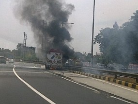 Truk Pertamina Terbakar di Ruas Tol Cililitan, Lalin Tersendat