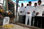 Foke Ziarah ke Makam Zainuddin MZ