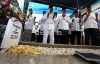 Fauzi Bowo berdoa di depan makam KH Zainuddin MZ.