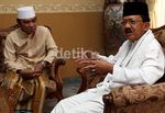 Foke Ziarah ke Makam Zainuddin MZ