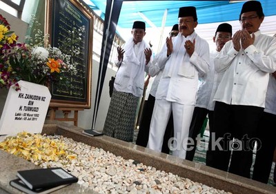 Foke Ziarah ke Makam Zainuddin MZ