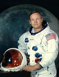 Neil Armstrong berpose dengan baju astronot. Sebagai komandan misi Apollo 11, Armstrong menjadi manusia pertama yang menginjakkan kaki di bulan pada 20 Juli 1969. Reuters/NASA/Handout.