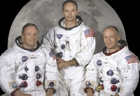 Neil Armstrong (kiri), Michael Collins (tengah), dan Edwin Buzz Aldrin berfoto bersama. Reuters/NASA/Handout.