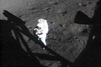 Neil Armstrong berjalan di permukaan bulan. Reuters/NASA/Handout