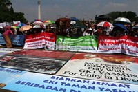 Puluhan jemaat GKI Yasmin dan HKBP Filadelfia menggelar unjuk rasa di depan Istana Merdeka, Jakarta. (Ramses/detikcom).