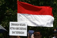 Selain membawa poster, mereka juga membawa bendera Merah putih. (Ramses/detikcom).