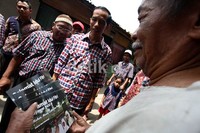 Warga Pengadegan mendapat kartu ucapan selamat Idul Fitri dari Jokowi.