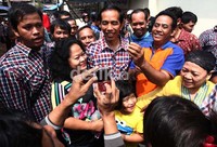 Warga berebut untuk foto bersama Jokowi.