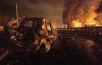 Ledakan tersebut menimbulkan kerusakan di kompleks kilang minyak dan sejumlah mobil yang terparkir. Reuters/Hector Silva.