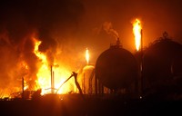 Api melalap kilang yang menghasilkan 645 ribu barrel minyak per harinya. Menurut otoritas setempat, ledakan hebat ini dipicu oleh kebocoran gas pada salah satu kilang. Reuters/Hector Silva