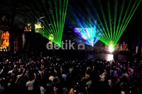 Selama libur Lebaran, Trans Studio Bandung (TSB) menyuguhkan pertunjukkan spektakuler laser show dengan kembang api indoor. (Tya Eka Yulianti).