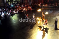 Pengunjung dibuat terpesona dengan pertunjukkan yang ditampilkan Trans Studio Bandung (TSB). (Tya Eka Yulianti).
