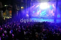 Sebelum laser show dimulai, berbagai tokoh-tokoh yang menjadi ikon di TSB pawai disepanjang studio central. (Tya Eka Yulianti).
