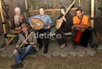 Ibadah puasa jadi lebih berkesan bagi para personel Debu. (Gusmun/detikcom).