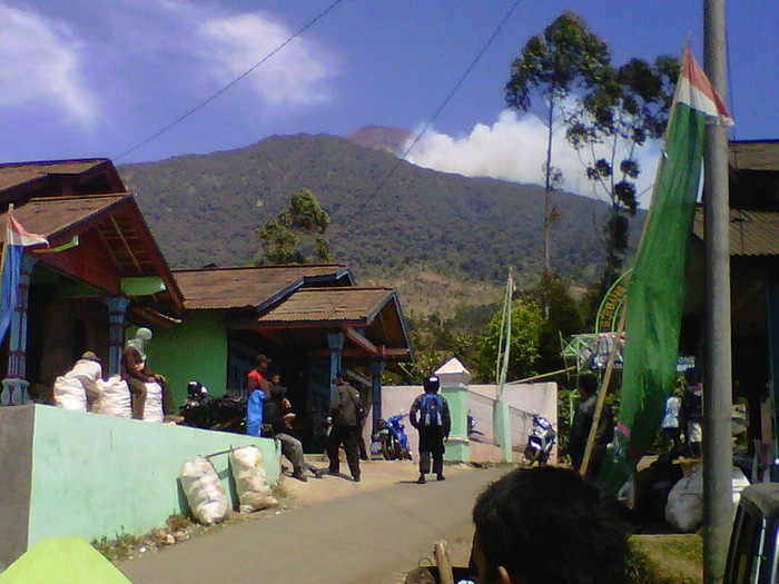 Relawan Berharap Hujan Bantu Padamkan Api di Gunung Slamet