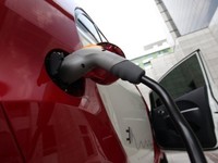 Menjajal Mobil Listrik Berpelat Hitam Pertama di Indonesia
