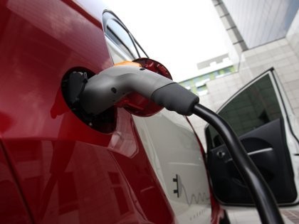 Menjajal Mobil Listrik Berpelat Hitam Pertama di Indonesia