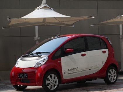 Menjajal Mobil Listrik Berpelat Hitam Pertama di Indonesia