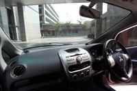 Menjajal Mobil Listrik Berpelat Hitam Pertama di Indonesia