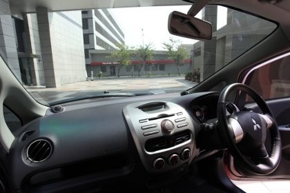 Menjajal Mobil Listrik Berpelat Hitam Pertama di Indonesia