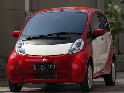 Menjajal Mobil Listrik Berpelat Hitam Pertama di Indonesia