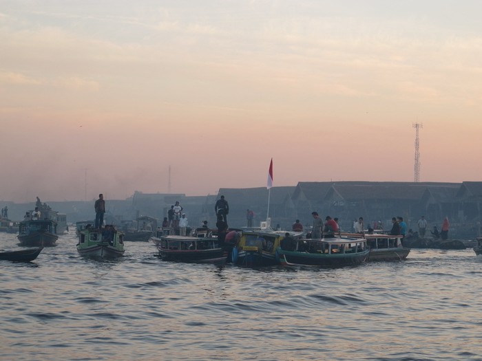 Sambut Pagi Sambil Bergoyang di Atas Perahu Pasar Terapung