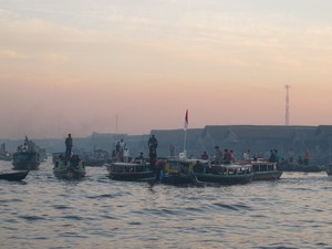 Sambut Pagi Sambil Bergoyang di Atas Perahu Pasar Terapung