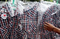Baju tersebut dijual dengan harga seratus ribu rupiah perbuah.