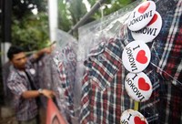 Simpatisan cagub-cawagub Jokowi-Ahok sengaja menjual baju kotak-kotak tersebut untuk menggalang dana kampanye.